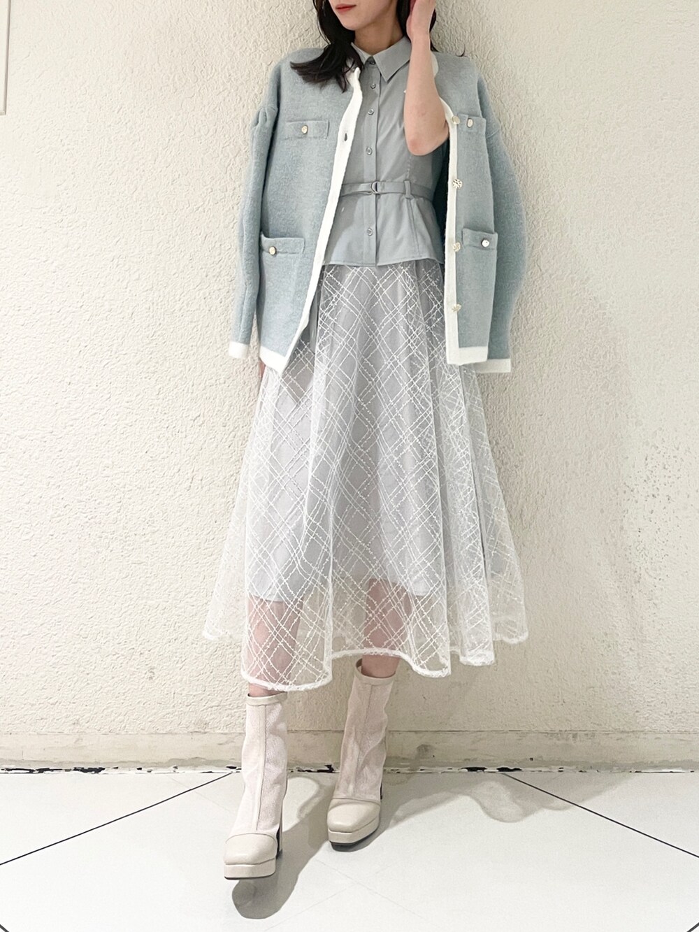 ブルー系のワンピース、ホワイト系のブーツを着用したレディースの冬コーディネートの4枚目の写真