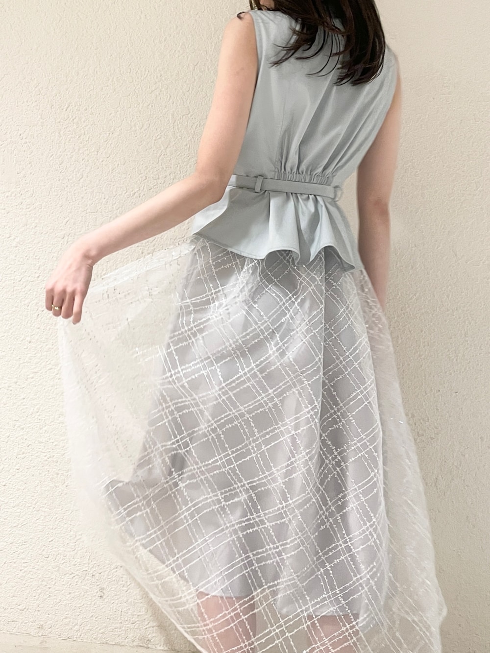 ブルー系のワンピース、ホワイト系のブーツを着用したレディースの冬コーディネートの6枚目の写真