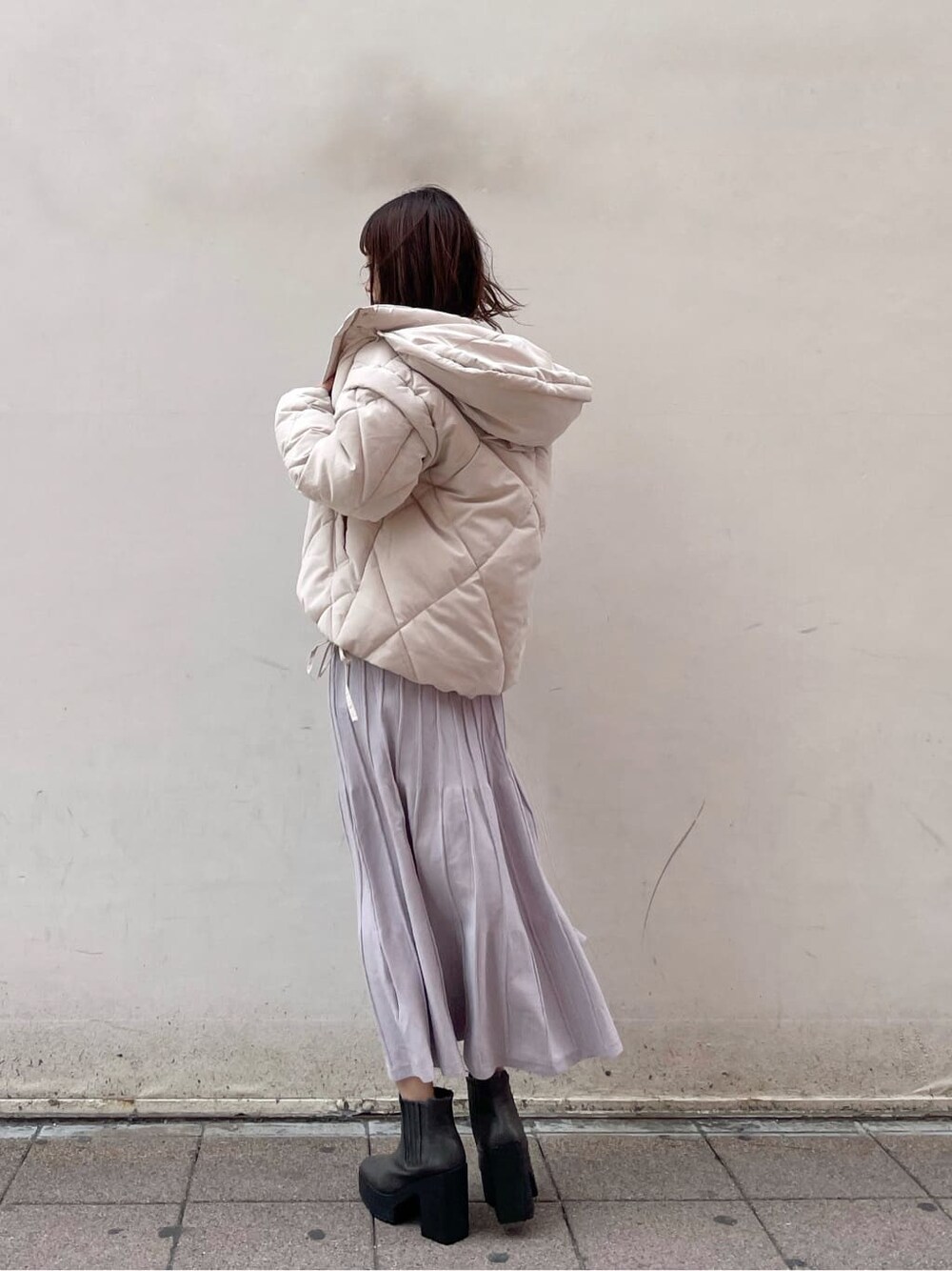 ホワイト系のダウンジャケット/コート、グレー系のブーツ、ブルー系のワンピースを着用したレディースの冬コーディネートの2枚目の写真