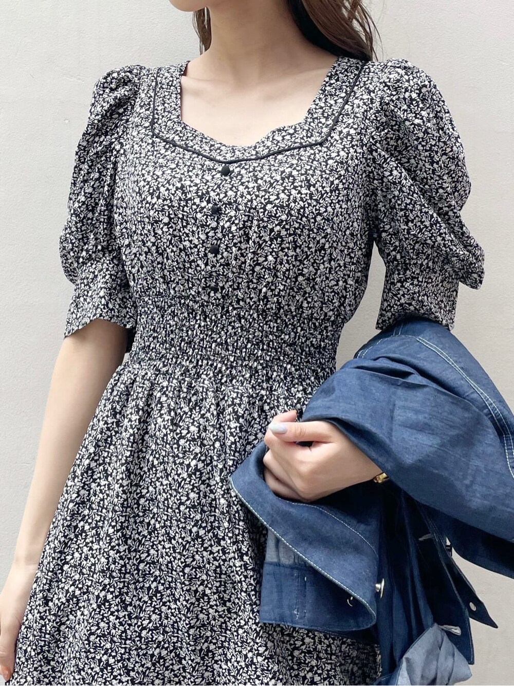 ブルー系のシャツ/ブラウス、ブラウン系のサンダル、ブラック系のワンピースを着用したレディースの夏コーディネートの4枚目の写真