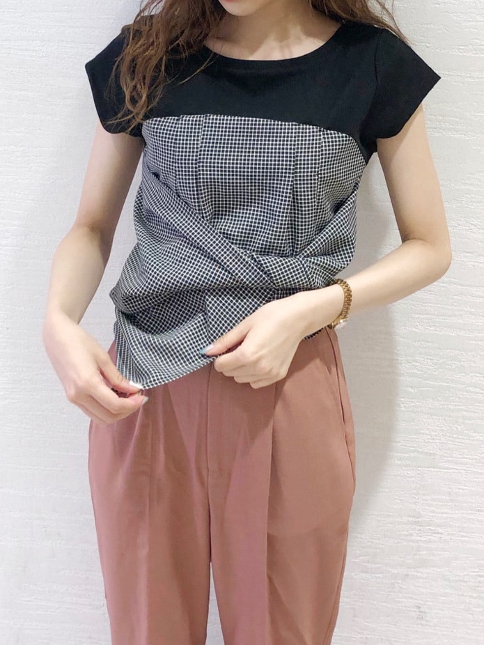 ブラック系のTシャツ/カットソー、ブラウン系のその他パンツ、ブラウン系のサンダルを着用したレディースの夏コーディネートの3枚目の写真