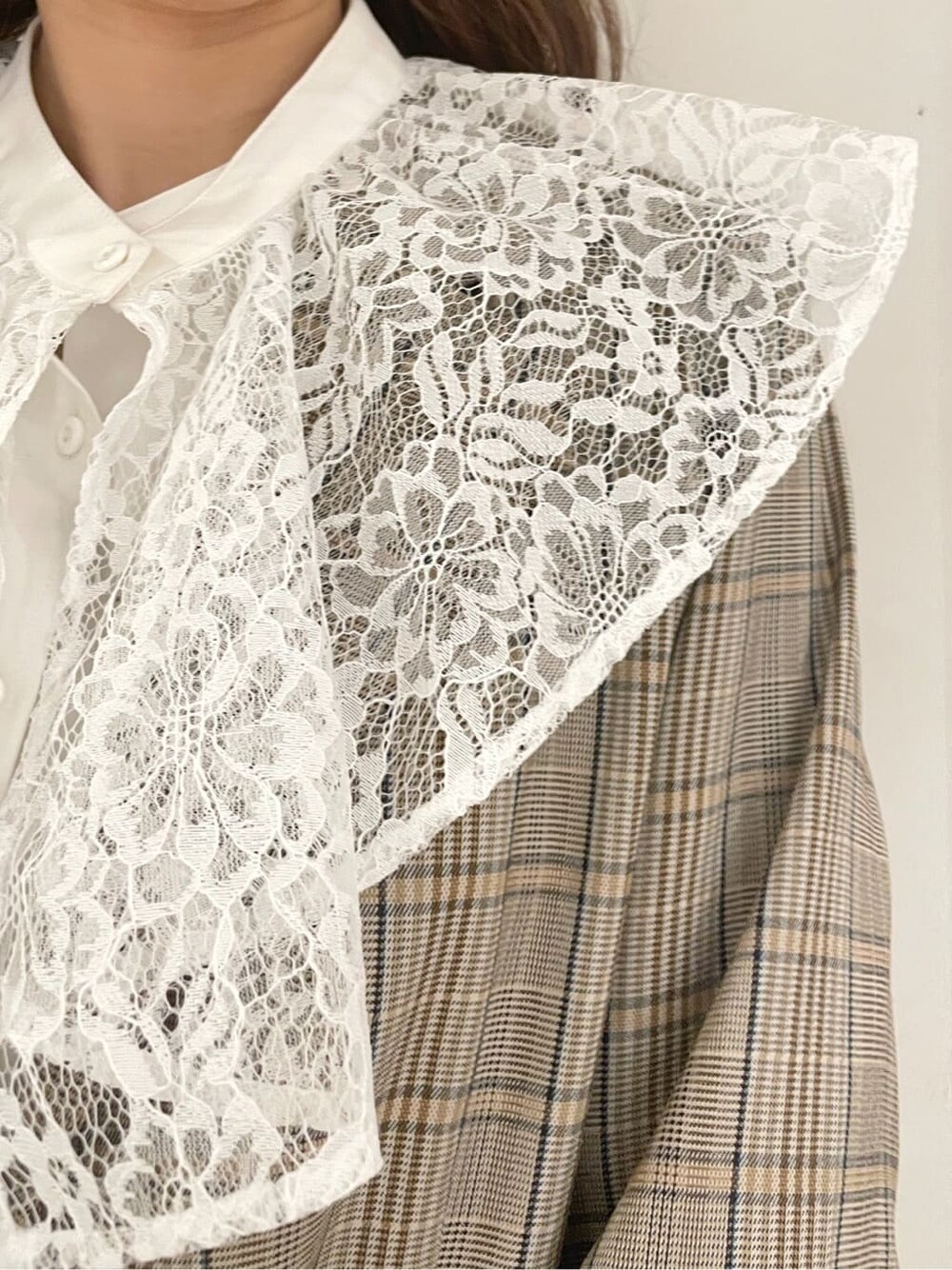 その他のテーラードジャケット、その他のその他パンツ、ホワイト系のシャツ/ブラウスを着用したレディースの冬コーディネートの7枚目の写真