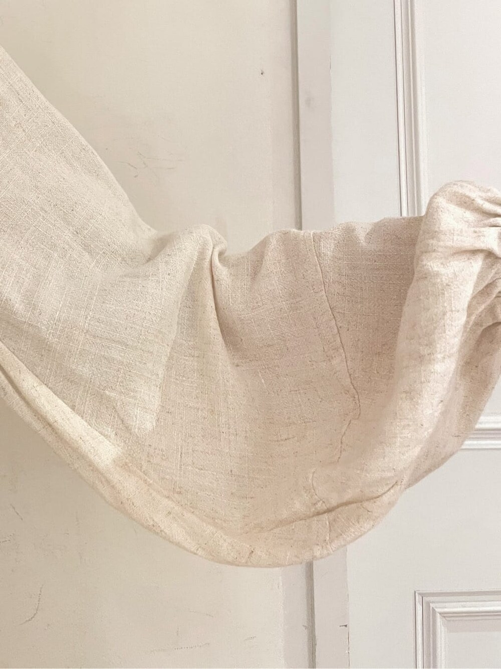 ベージュ系のシャツ/ブラウス、ベージュ系のその他パンツ、ベージュ系のニット/セーターを着用したレディースの春コーディネートの8枚目の写真