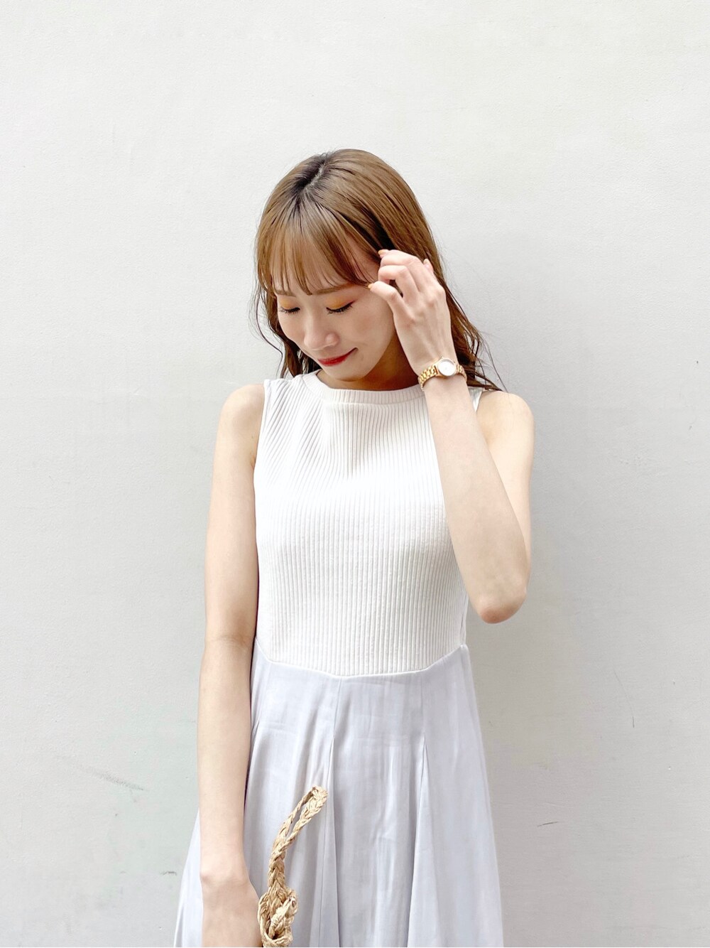 グレー系のワンピース、その他のサンダルを着用したレディースの春コーディネートの4枚目の写真