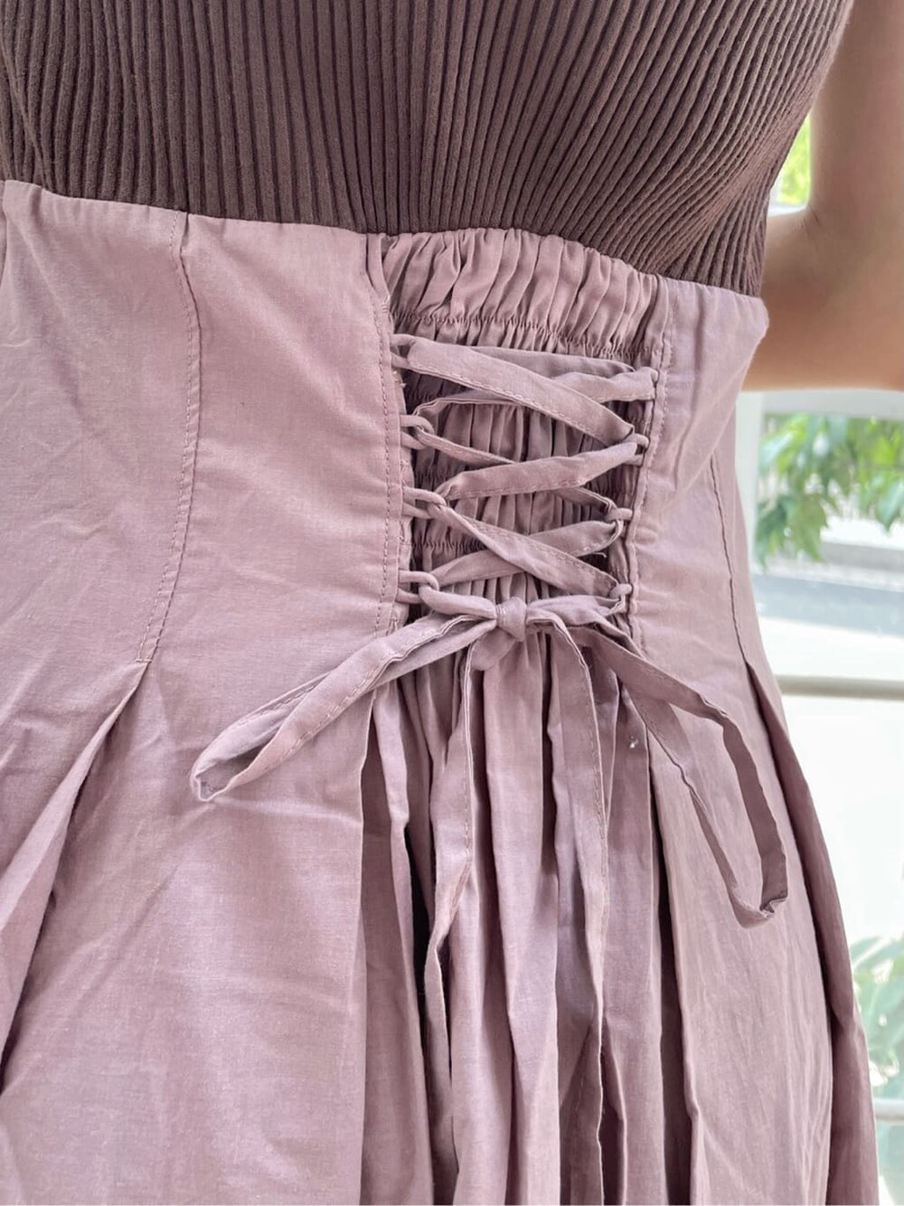 ブラウン系のサンダル、ブラウン系のワンピース、ブラウン系のサンダルを着用したレディースの夏コーディネートの8枚目の写真