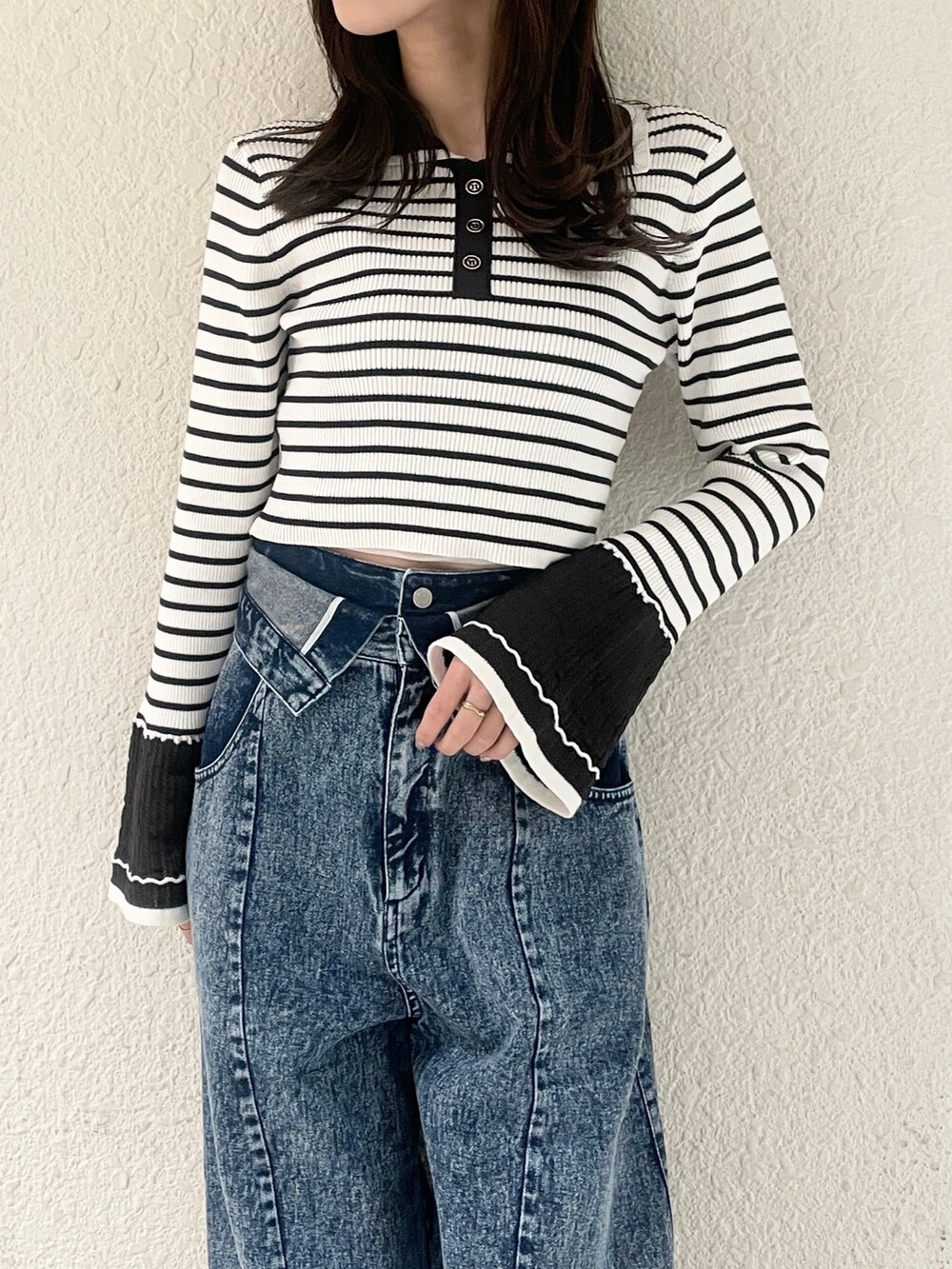 その他のデニムパンツ、その他のニット/セーター、ホワイト系のパンプスを着用したレディースの冬コーディネートの7枚目の写真