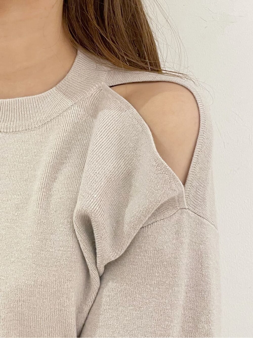 グレー系のニット/セーター、レッド系のスカート、ブラック系のブーツを着用したレディースの夏コーディネートの7枚目の写真