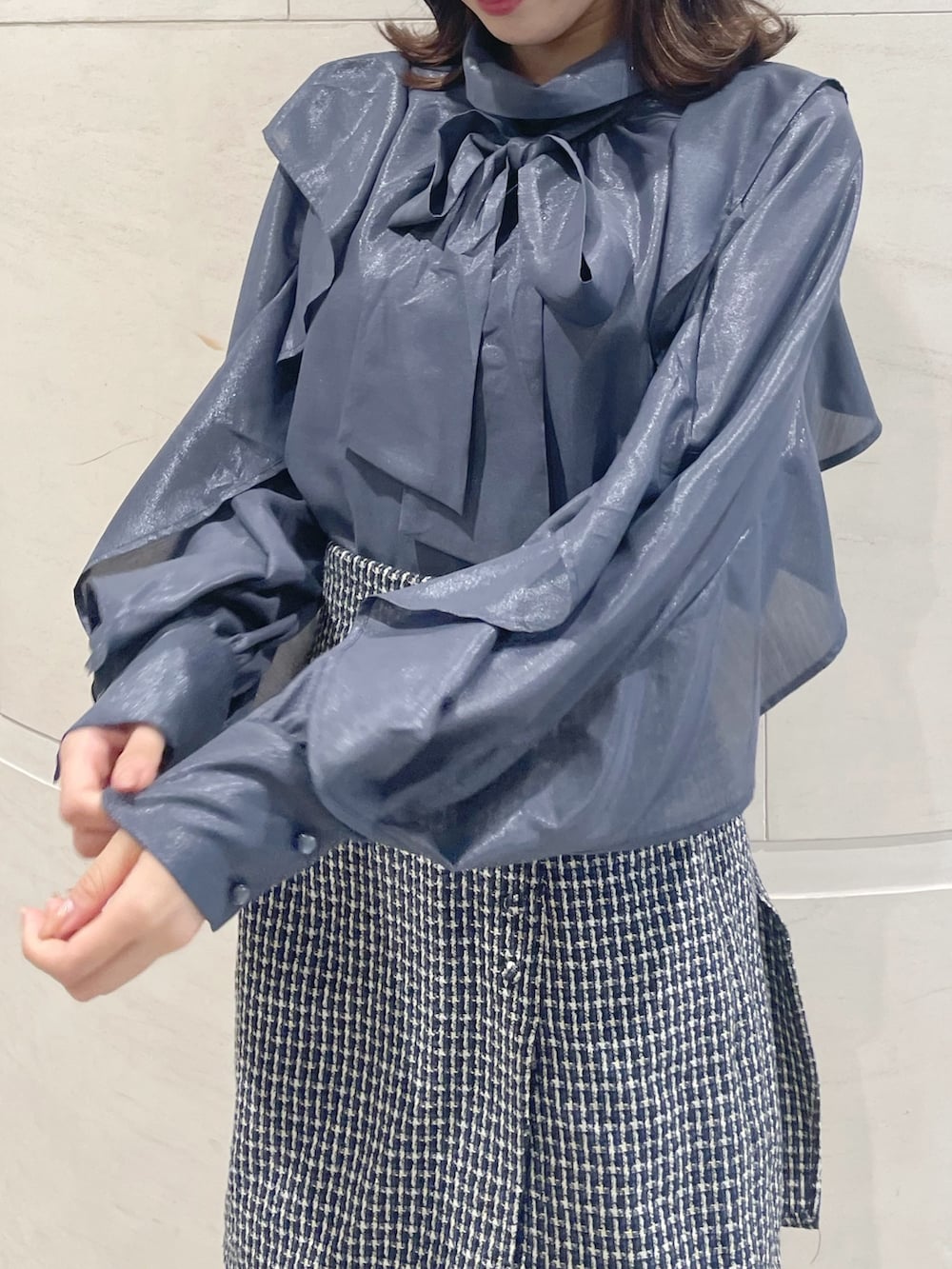 ブルー系のシャツ/ブラウス、ブルー系のスカート、ブラック系のブーツを着用したレディースの秋コーディネートの5枚目の写真