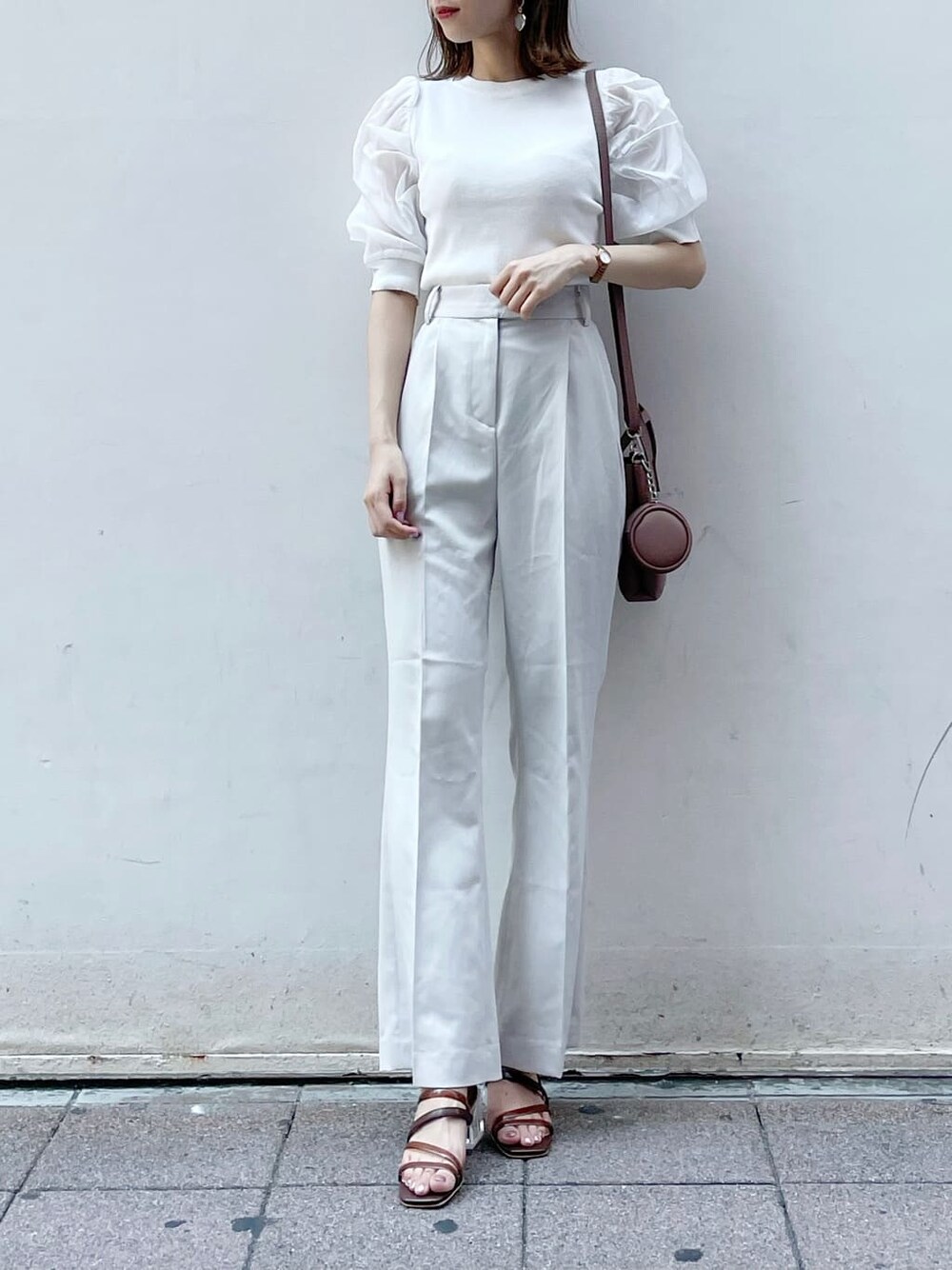 ブラウン系のハンドバッグ、ブラウン系のサンダル、ブラウン系のサンダルを着用したレディースの夏コーディネートの4枚目の写真