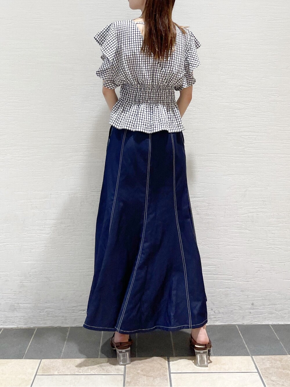 その他のシャツ/ブラウス、ブルー系のスカート、ブラウン系のサンダルを着用したレディースの春コーディネートの5枚目の写真