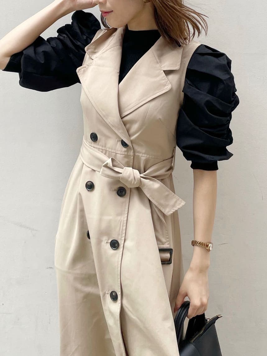 ベージュ系のワンピース、ブラック系のハンドバッグ、ブラック系のニット/セーターを着用したレディースの秋コーディネートの3枚目の写真