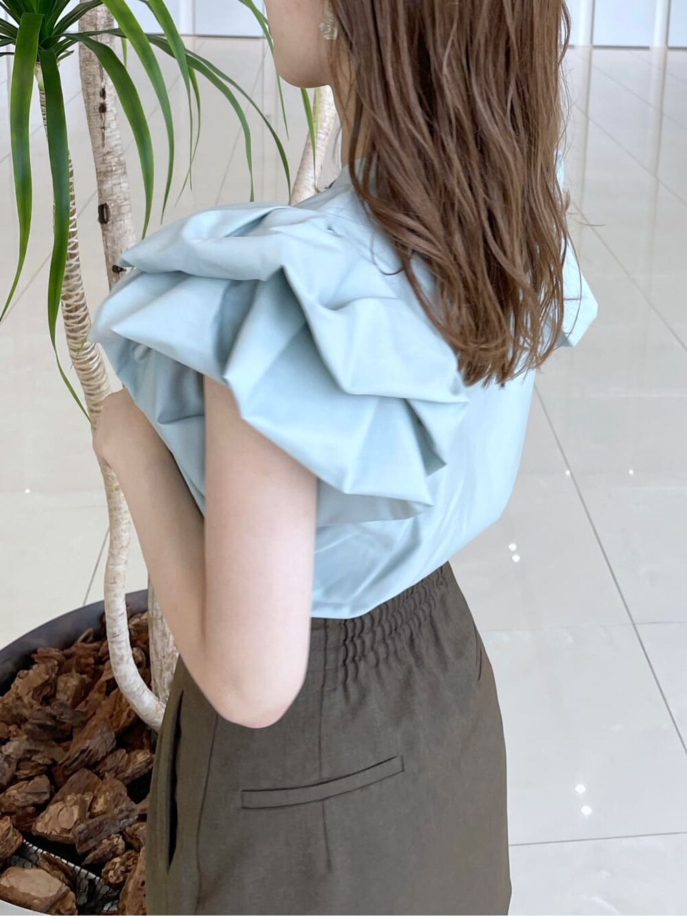 グリーン系のシャツ/ブラウス、ブラウン系のテーラードジャケット、ブラウン系のスカートを着用したレディースの秋コーディネートの9枚目の写真