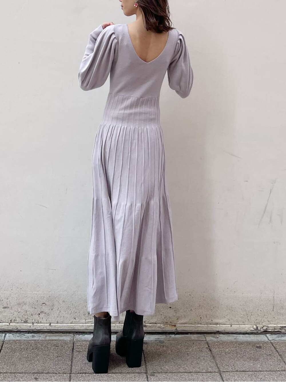 ホワイト系のダウンジャケット/コート、グレー系のブーツ、ブルー系のワンピースを着用したレディースの冬コーディネートの5枚目の写真