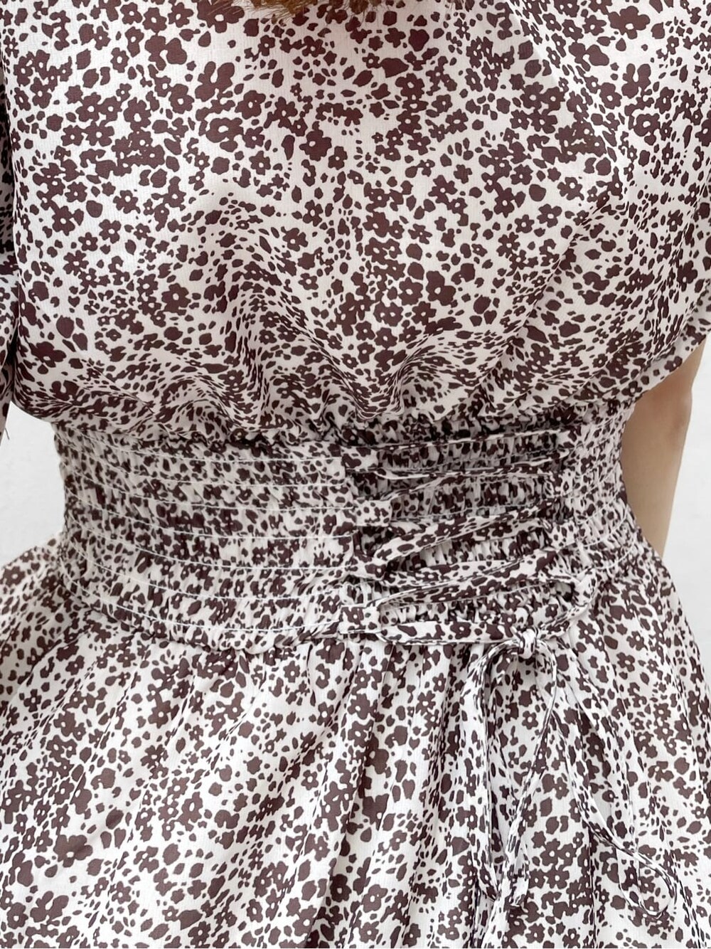 その他のサンダル、ベージュ系のトートバッグ、ブラウン系のワンピースを着用したレディースの夏コーディネートの8枚目の写真