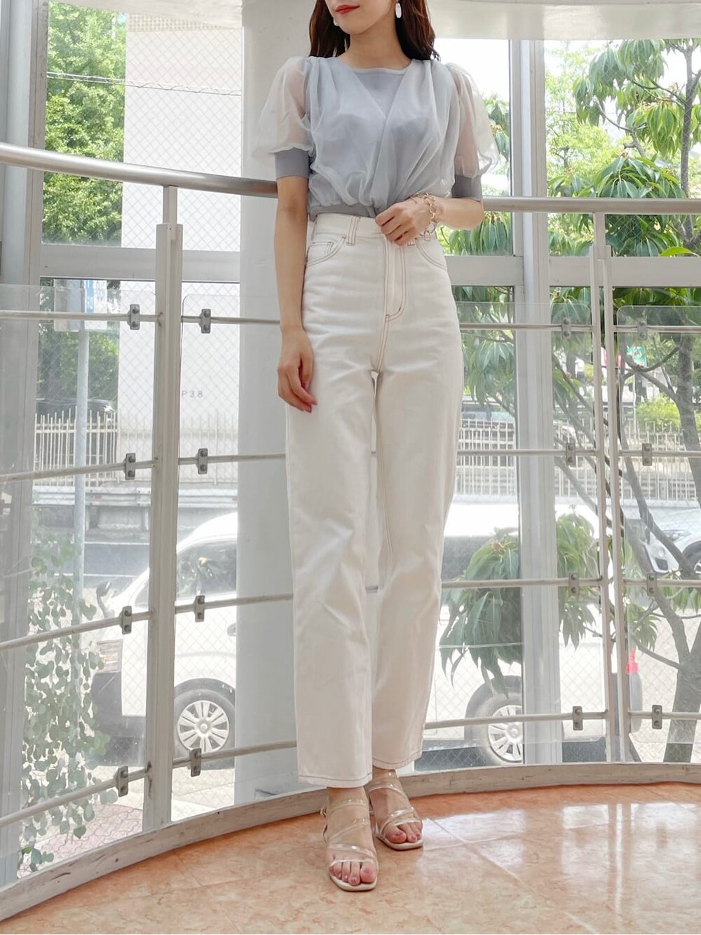 ホワイト系のデニムパンツ、その他のサンダル、ブルー系のニット/セーターを着用したレディースの夏コーディネートの4枚目の写真