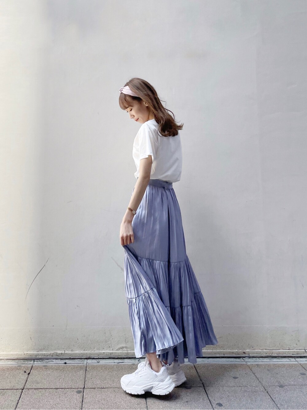 ブルー系のワンピース、ブルー系のスカート、ホワイト系のスニーカーを着用したレディースの春コーディネートの2枚目の写真