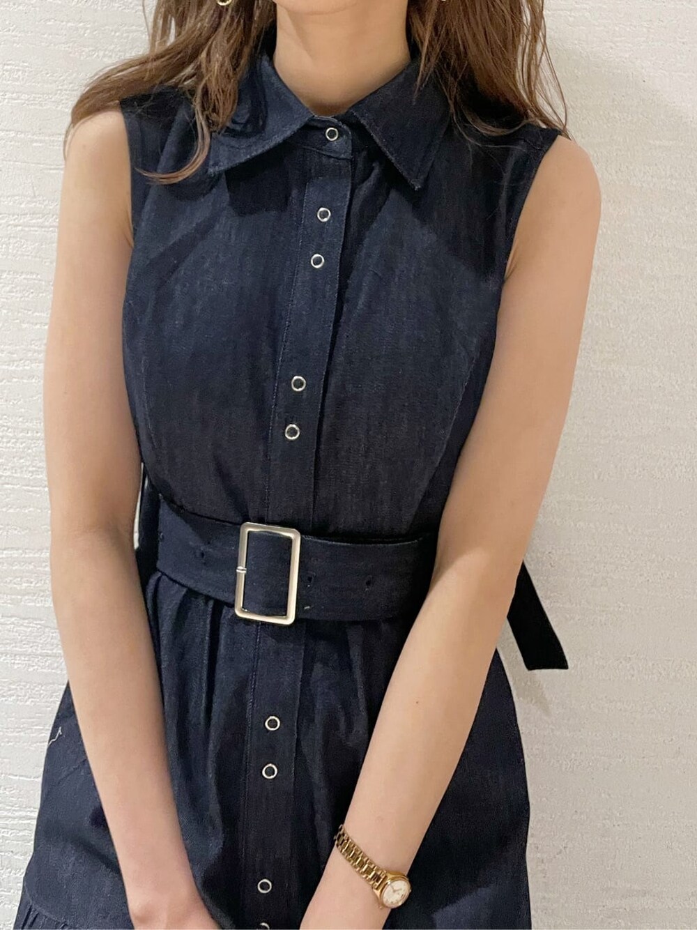 その他のサンダル、ブルー系のワンピースを着用したレディースの春コーディネートの4枚目の写真