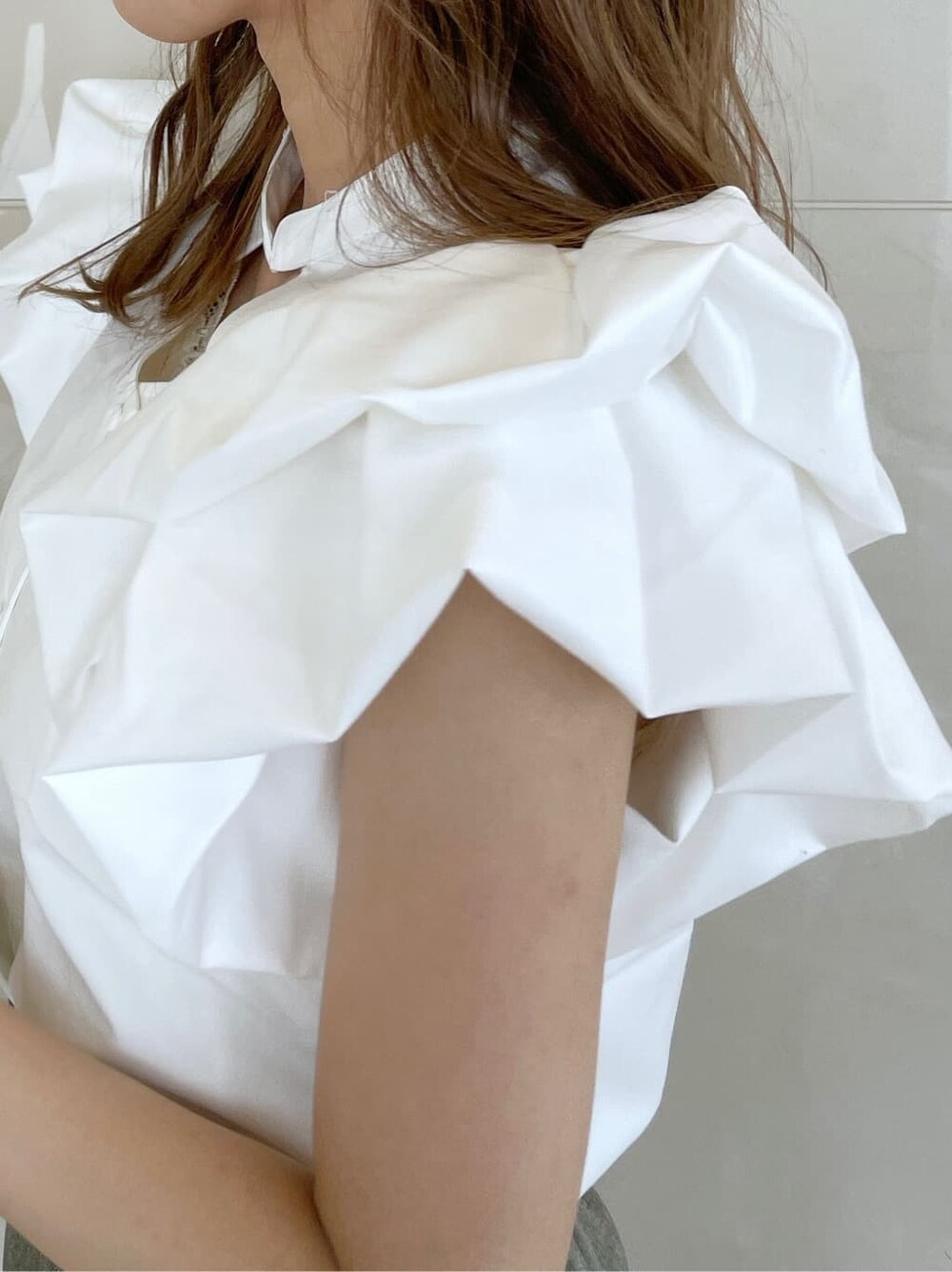 ホワイト系のシャツ/ブラウス、グリーン系のスカート、ブラック系のパンプスを着用したレディースの秋コーディネートの6枚目の写真