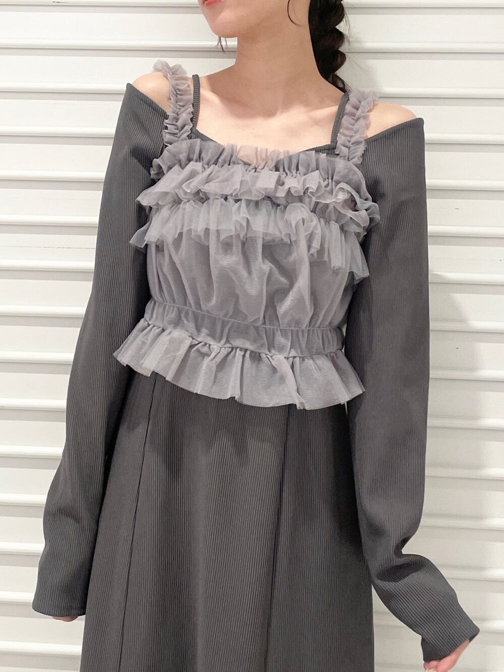 グレー系のワンピース、ブラック系のパンプスを着用したレディースの春コーディネートの5枚目の写真