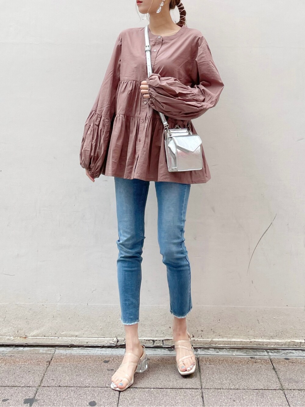 シルバー系のショルダーバッグ、ブルー系のデニムパンツ、ブラウン系のシャツ/ブラウスを着用したレディースの春コーディネートの10枚目の写真