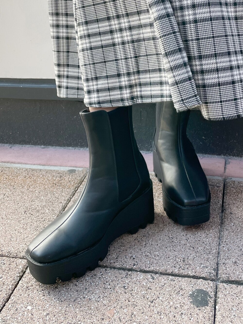 ブルー系のカーディガン/ボレロ、グレー系のワンピース、ブラック系のブーツを着用したレディースの冬コーディネートの8枚目の写真