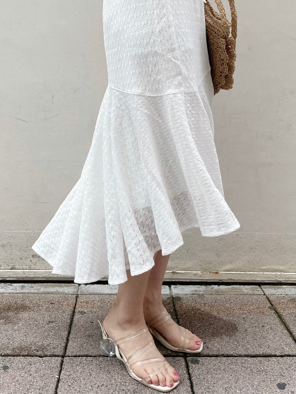 ホワイト系のスカート、その他のサンダル、グレー系のTシャツ/カットソーを着用したレディースの夏コーディネートの9枚目の写真