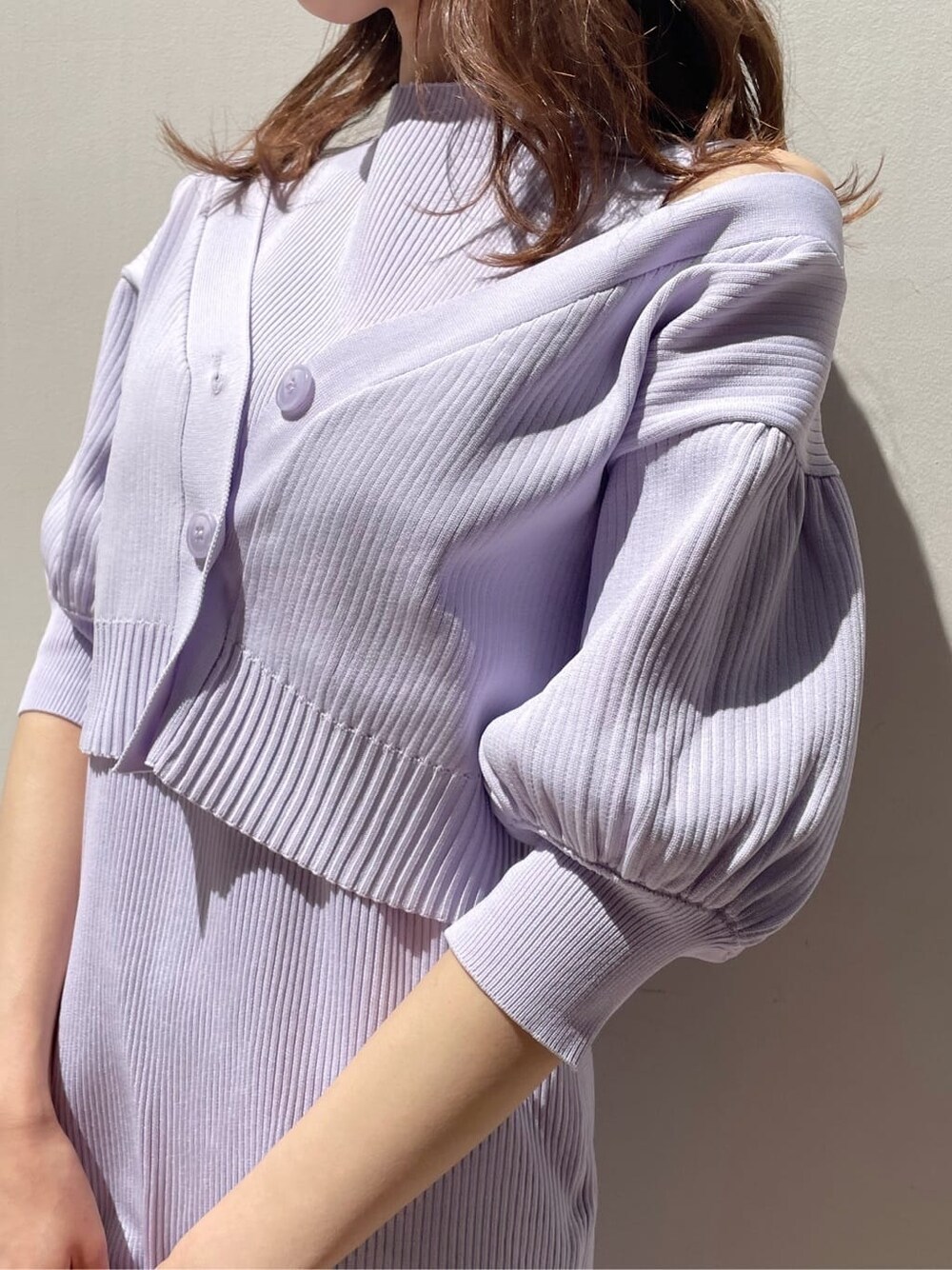 パープル系のワンピース、ブラック系のパンプス、ブラック系のハンドバッグを着用したレディースの春コーディネートの4枚目の写真