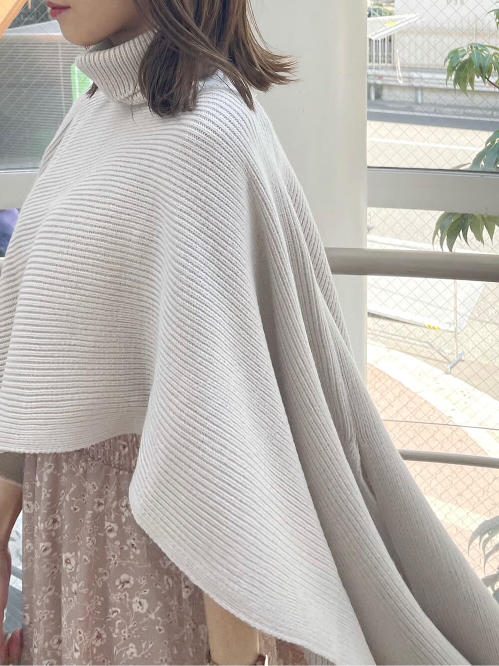 ピンク系のワンピース、ベージュ系のニット/セーター、ベージュ系のハンドバッグを着用したレディースの秋コーディネートの7枚目の写真