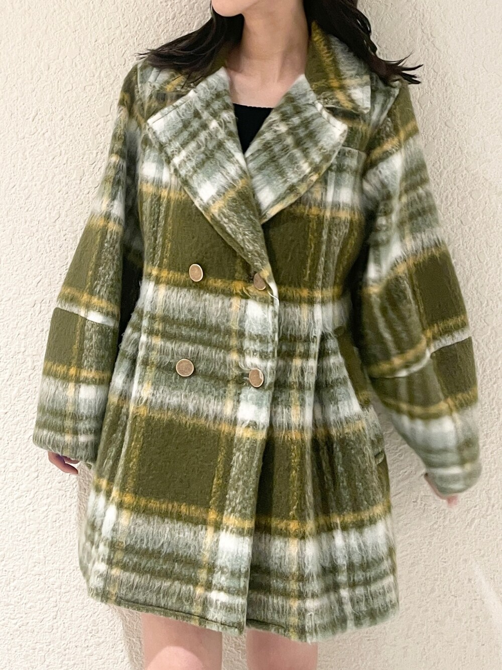 グリーン系のその他アウター、ブラック系のブーツを着用したレディースの秋コーディネートの6枚目の写真