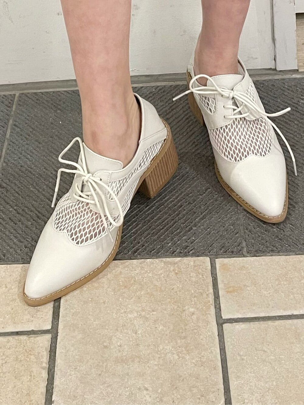 その他のテーラードジャケット、その他のその他パンツ、ホワイト系のシャツ/ブラウスを着用したレディースの冬コーディネートの9枚目の写真