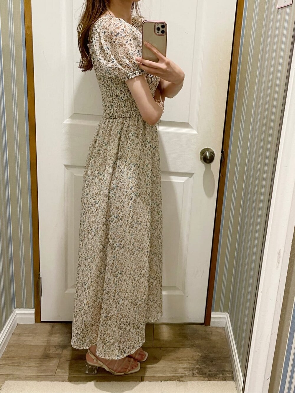 その他のワンピース、その他のサンダル、ホワイト系のイヤリングを着用したレディースの夏コーディネートの2枚目の写真