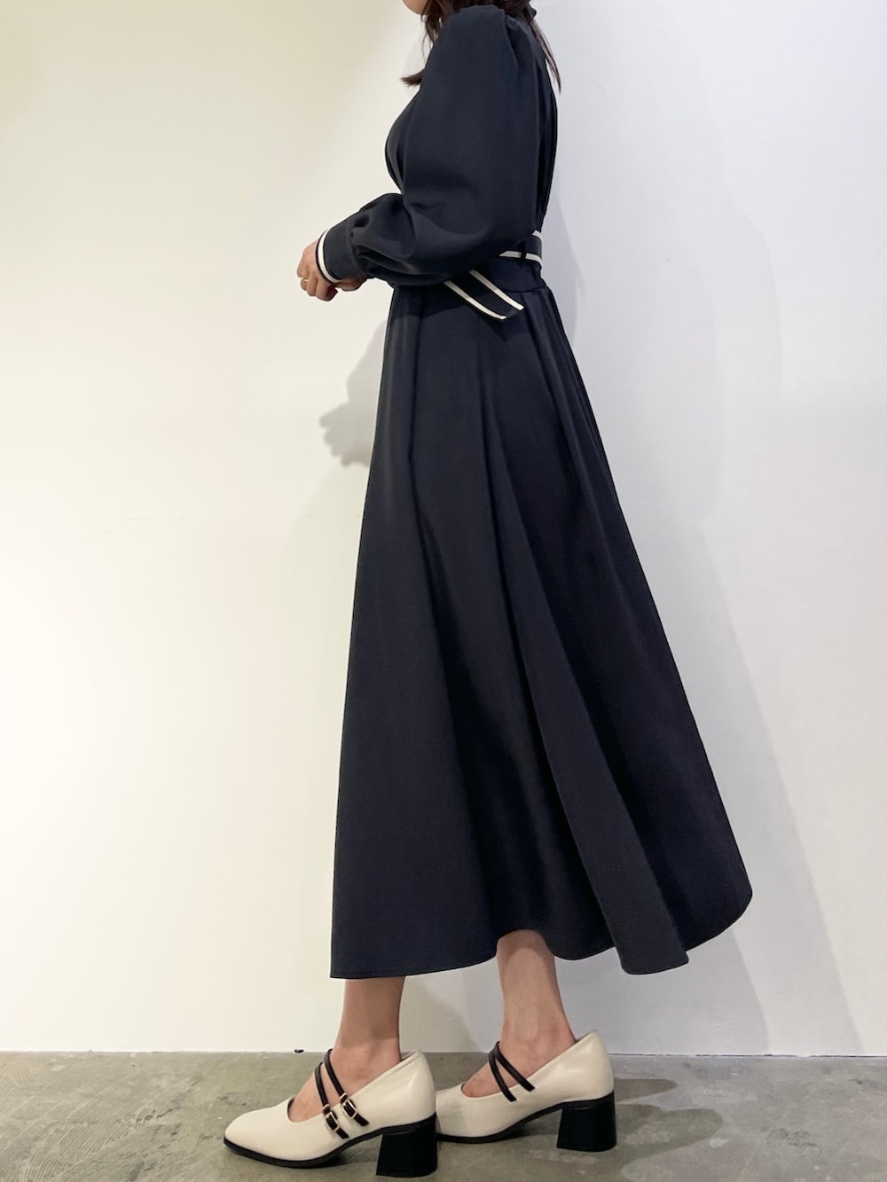 ブルー系のワンピース、ベージュ系のパンプスを着用したレディースの夏コーディネートの2枚目の写真