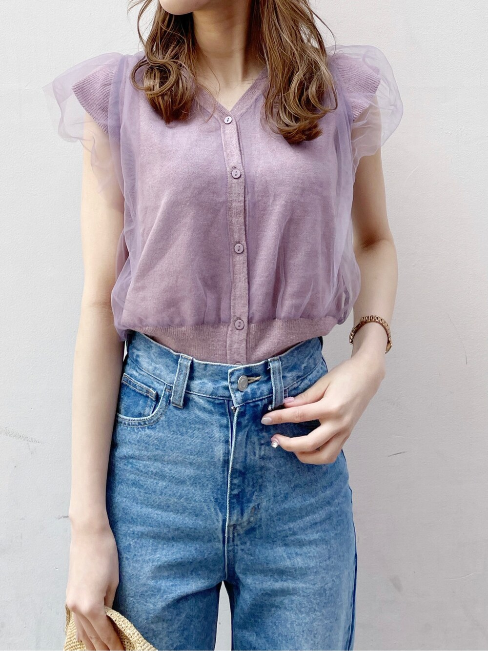 ブルー系のデニムパンツ、ピンク系のニット/セーター、その他のサンダルを着用したレディースの春コーディネートの5枚目の写真