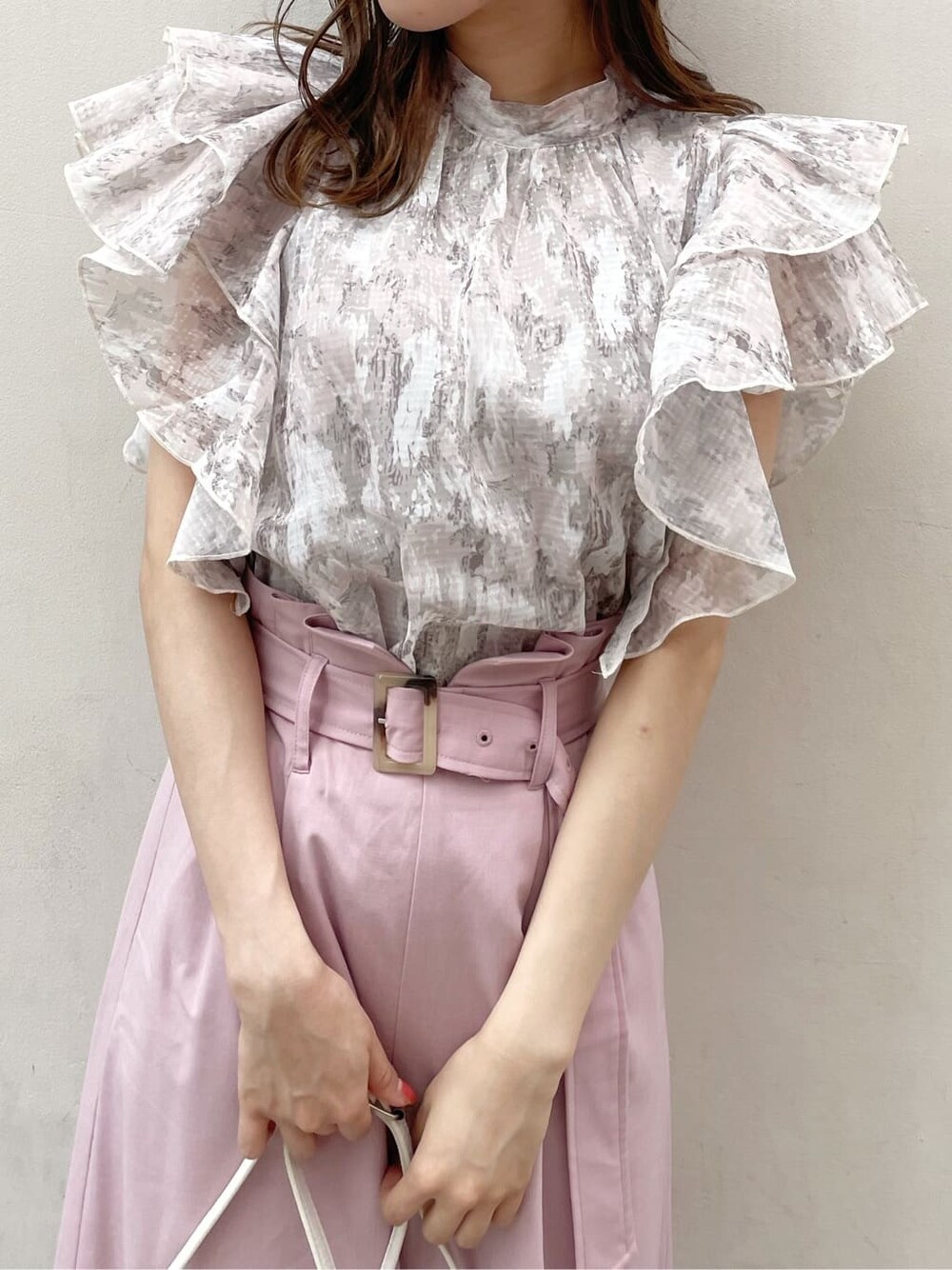 パープル系のサンダル、ホワイト系のショルダーバッグ、ベージュ系のシャツ/ブラウスを着用したレディースの夏コーディネートの4枚目の写真