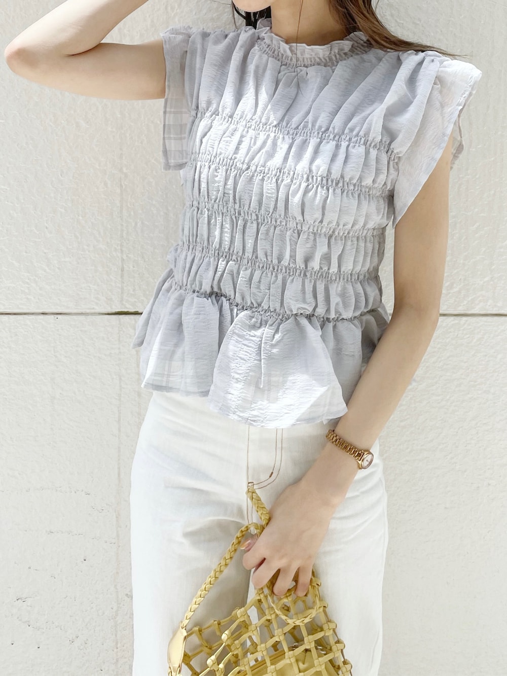 グレー系のサンダル、ブルー系のシャツ/ブラウス、ホワイト系のデニムパンツを着用したレディースの春コーディネートの6枚目の写真