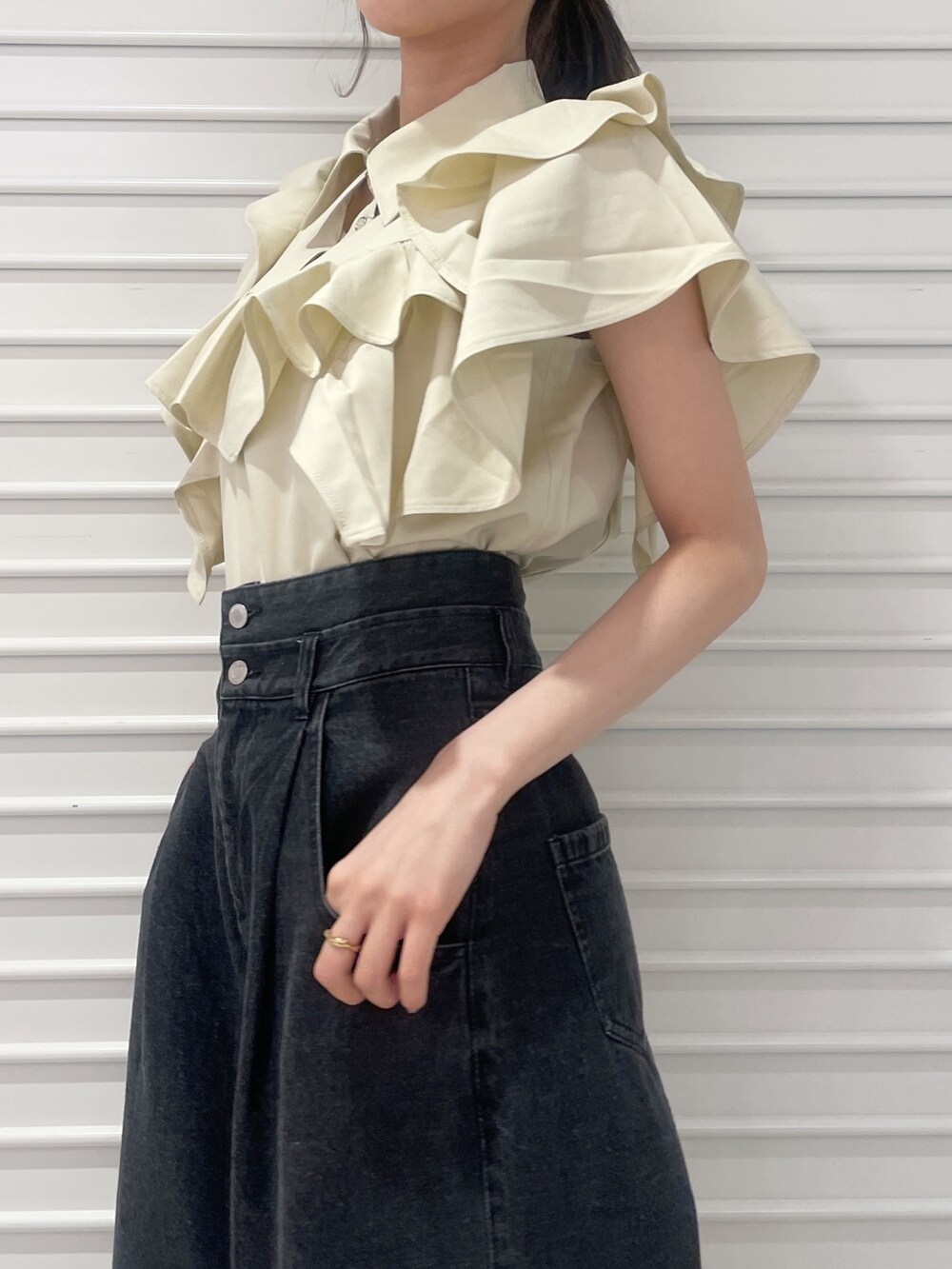 ベージュ系のシャツ/ブラウス、ブラック系のデニムパンツ、ブラウン系のサンダルを着用したレディースの夏コーディネートの6枚目の写真