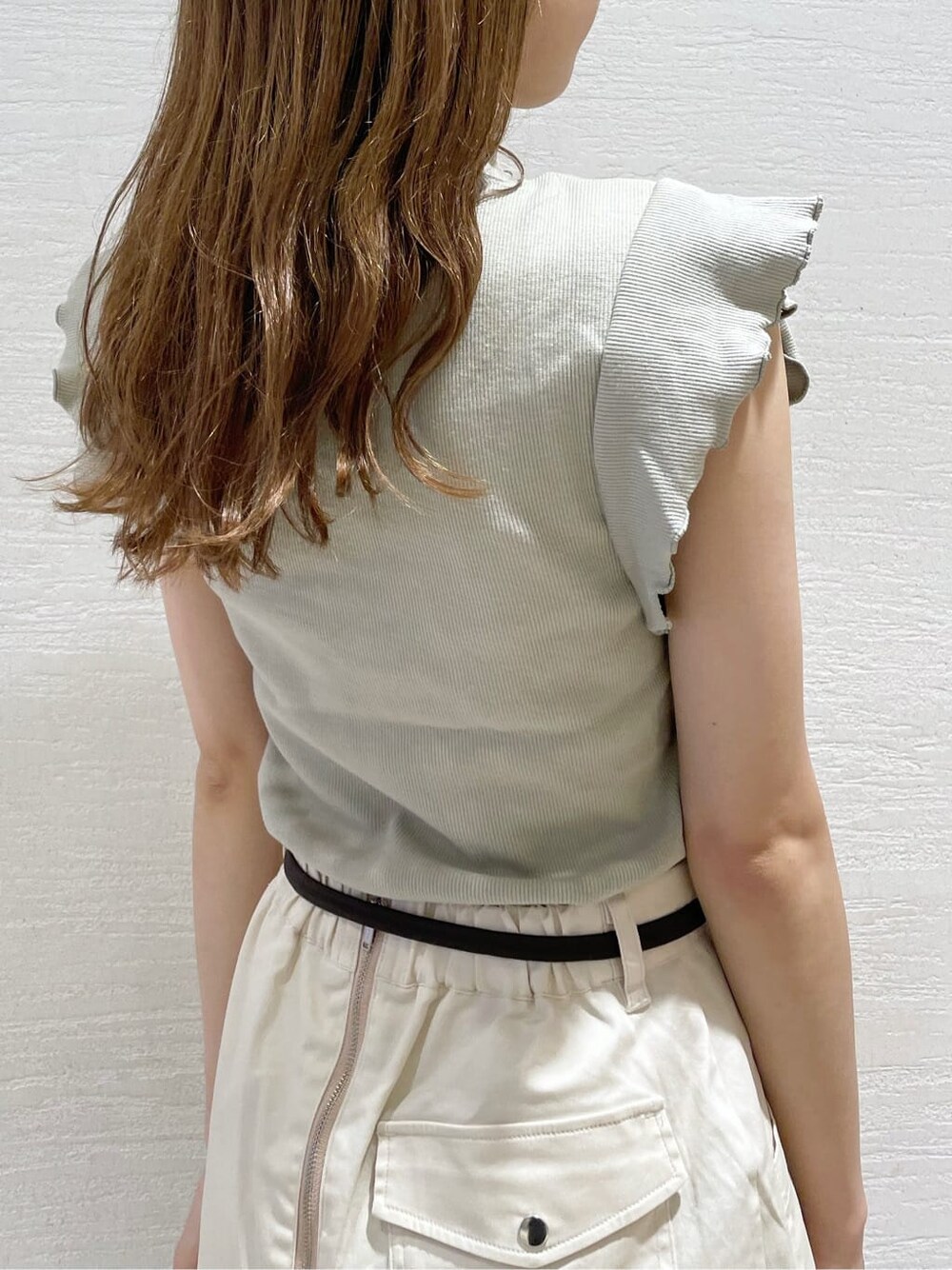 その他のサンダル、ホワイト系のスカート、その他のサンダルを着用したレディースの夏コーディネートの5枚目の写真