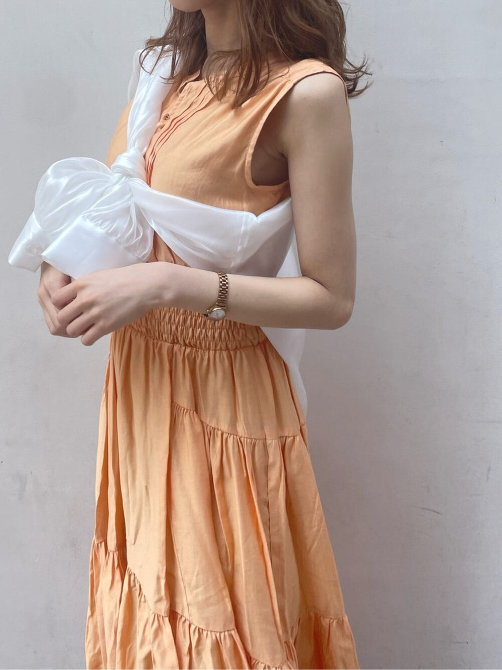 ホワイト系のシャツ/ブラウス、パープル系のサンダル、オレンジ系のワンピースを着用したレディースの春コーディネートの5枚目の写真