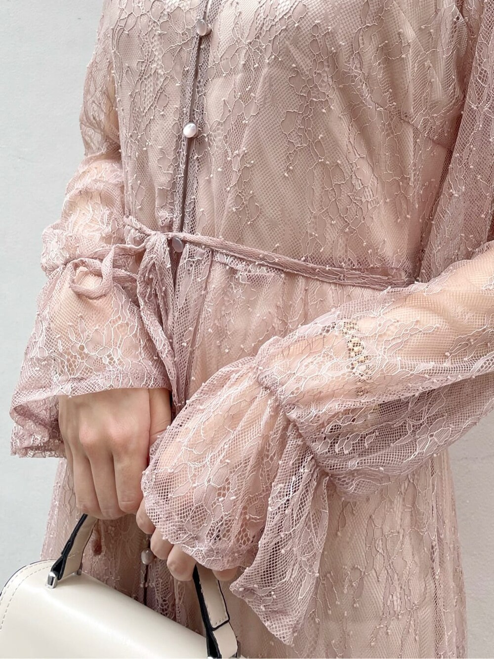 ブラウン系のワンピース、ベージュ系のその他アウター、ベージュ系のブーツを着用したレディースの夏コーディネートの10枚目の写真