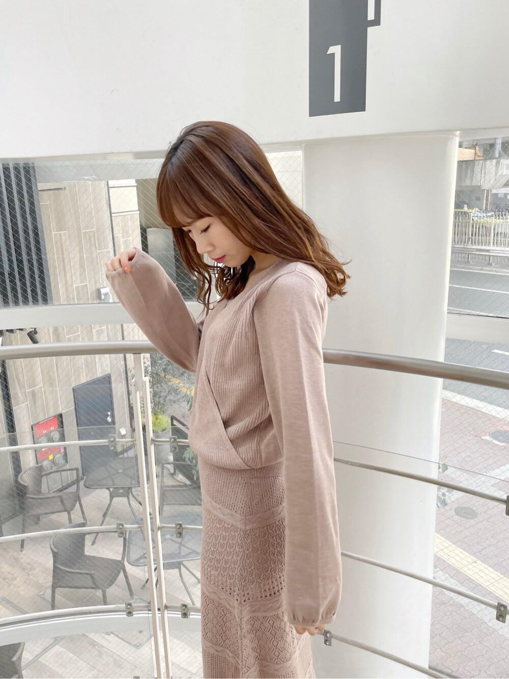 その他のトレンチコート、ベージュ系のスカート、ホワイト系のパンプスを着用したレディースの冬コーディネートの2枚目の写真