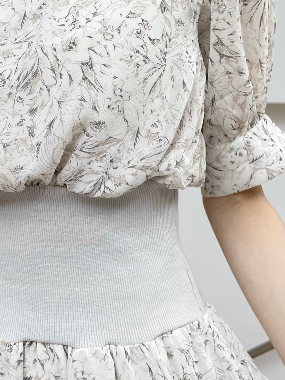 ホワイト系のワンピース、ベージュ系のワンピース、ベージュ系のブーツを着用したレディースの秋コーディネートの9枚目の写真