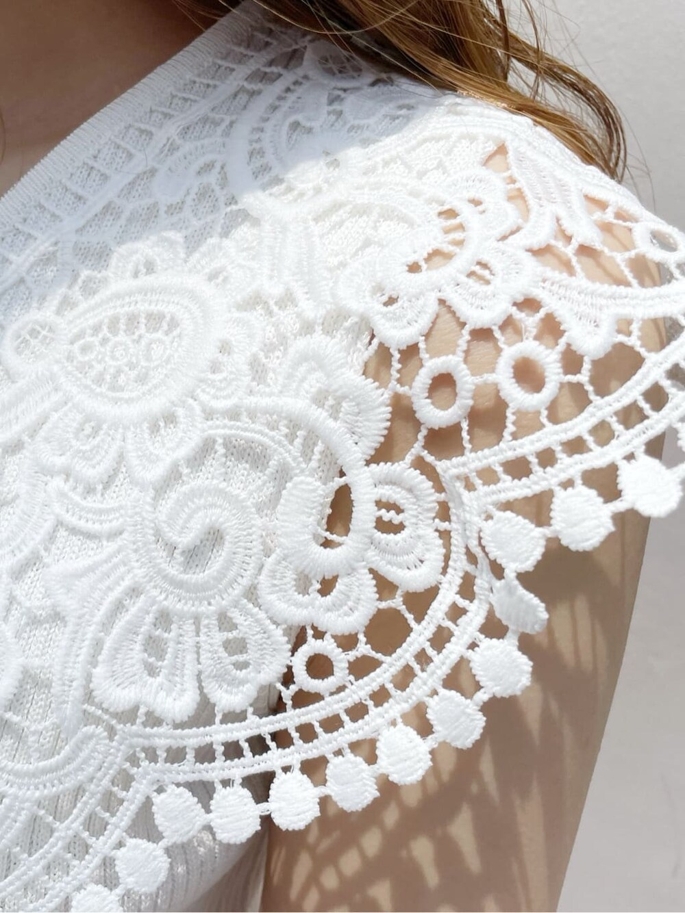 ブラック系のハンドバッグ、ピンク系のスカート、パープル系のサンダルを着用したレディースの夏コーディネートの8枚目の写真