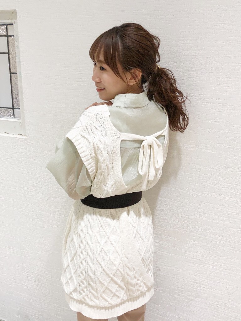 グリーン系のシャツ/ブラウス、ベージュ系のその他パンツ、ブラウン系のパンプスを着用したレディースの春コーディネートの2枚目の写真