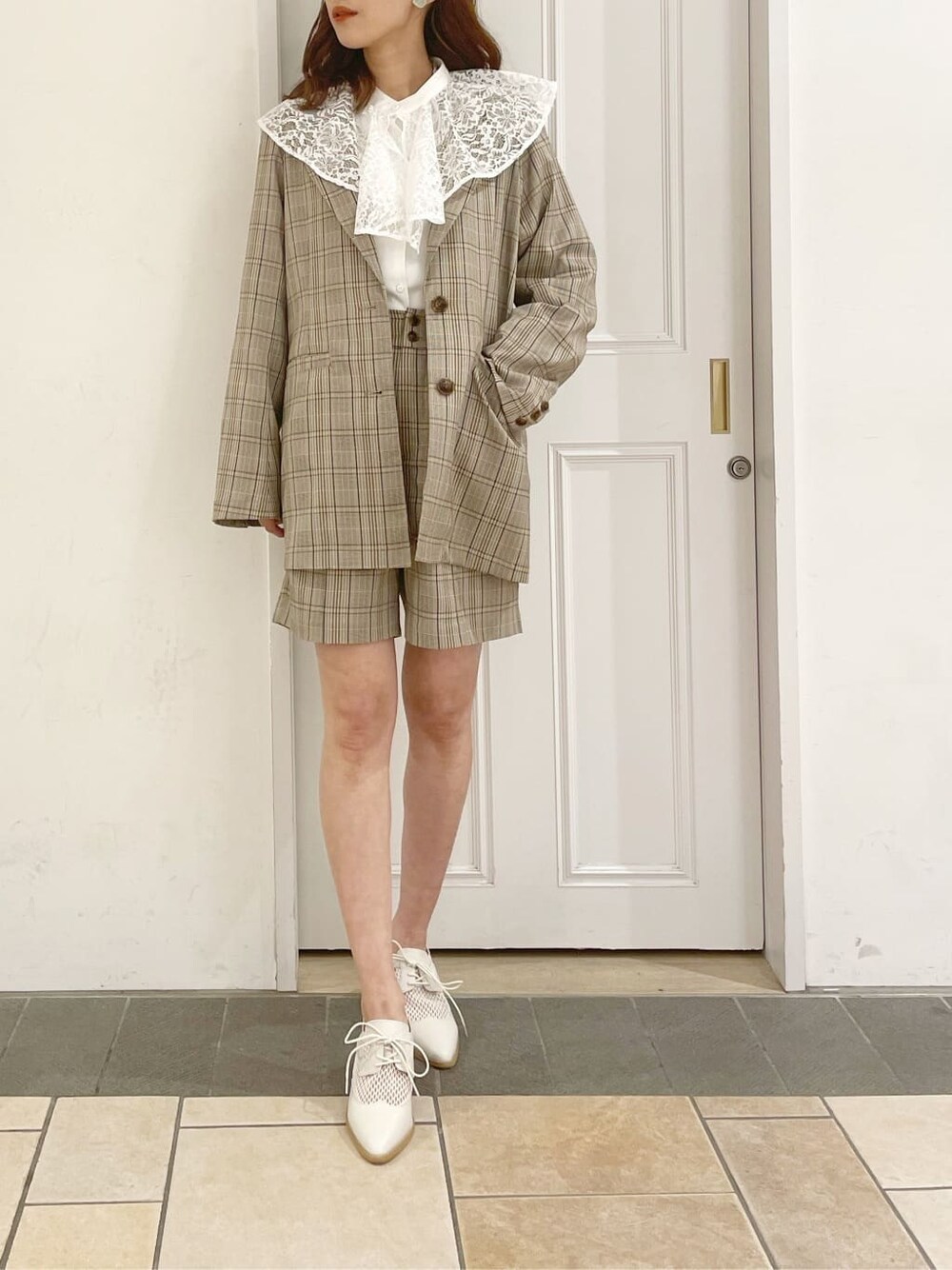 その他のテーラードジャケット、その他のその他パンツ、ホワイト系のシャツ/ブラウスを着用したレディースの冬コーディネートの4枚目の写真