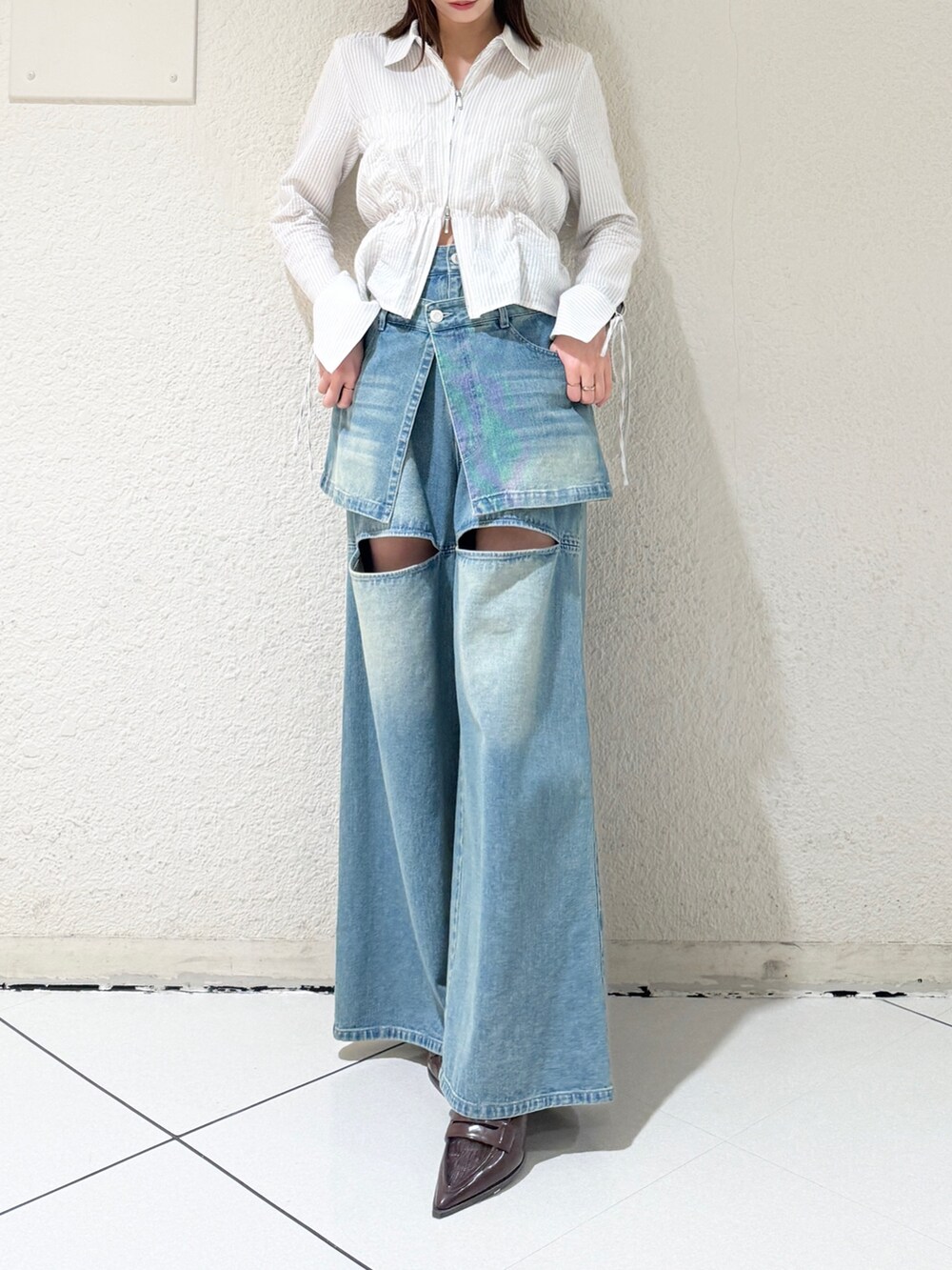 ブルー系のシャツ/ブラウス、ブラウン系のローファー、ブルー系のデニムパンツを着用したレディースの春コーディネートの2枚目の写真