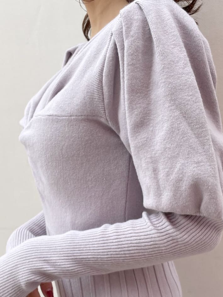 ホワイト系のダウンジャケット/コート、グレー系のブーツ、ブルー系のワンピースを着用したレディースの冬コーディネートの9枚目の写真