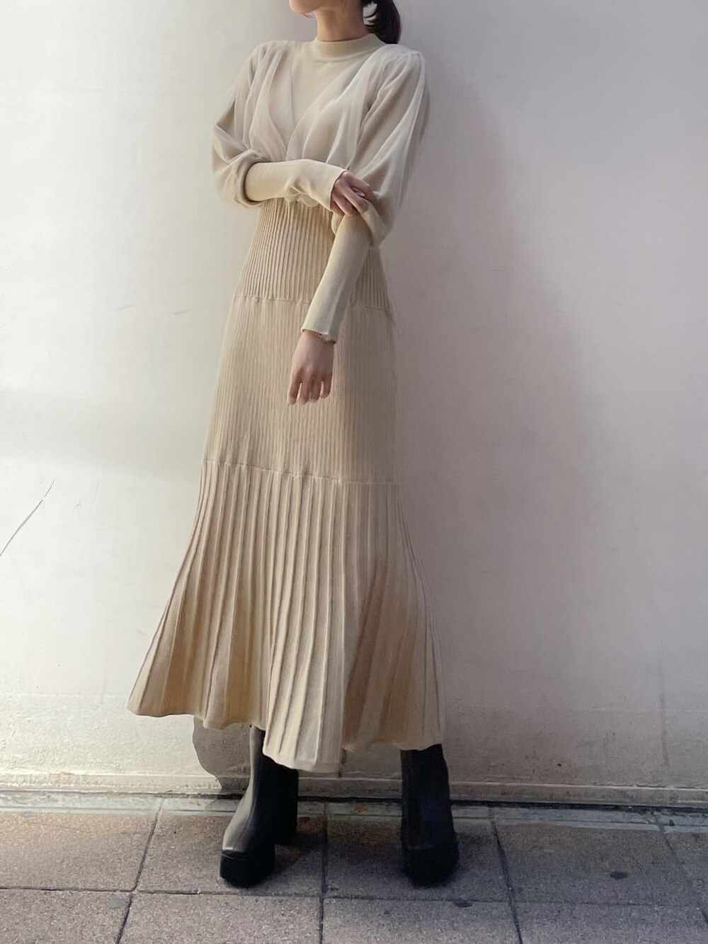 ブラウン系のブーツ、ブラウン系のブルゾン、ベージュ系のワンピースを着用したレディースの秋コーディネートの7枚目の写真