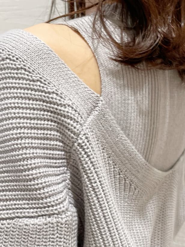 ブラック系のブーツ、グレー系のワンピースを着用したレディースの冬コーディネートの9枚目の写真