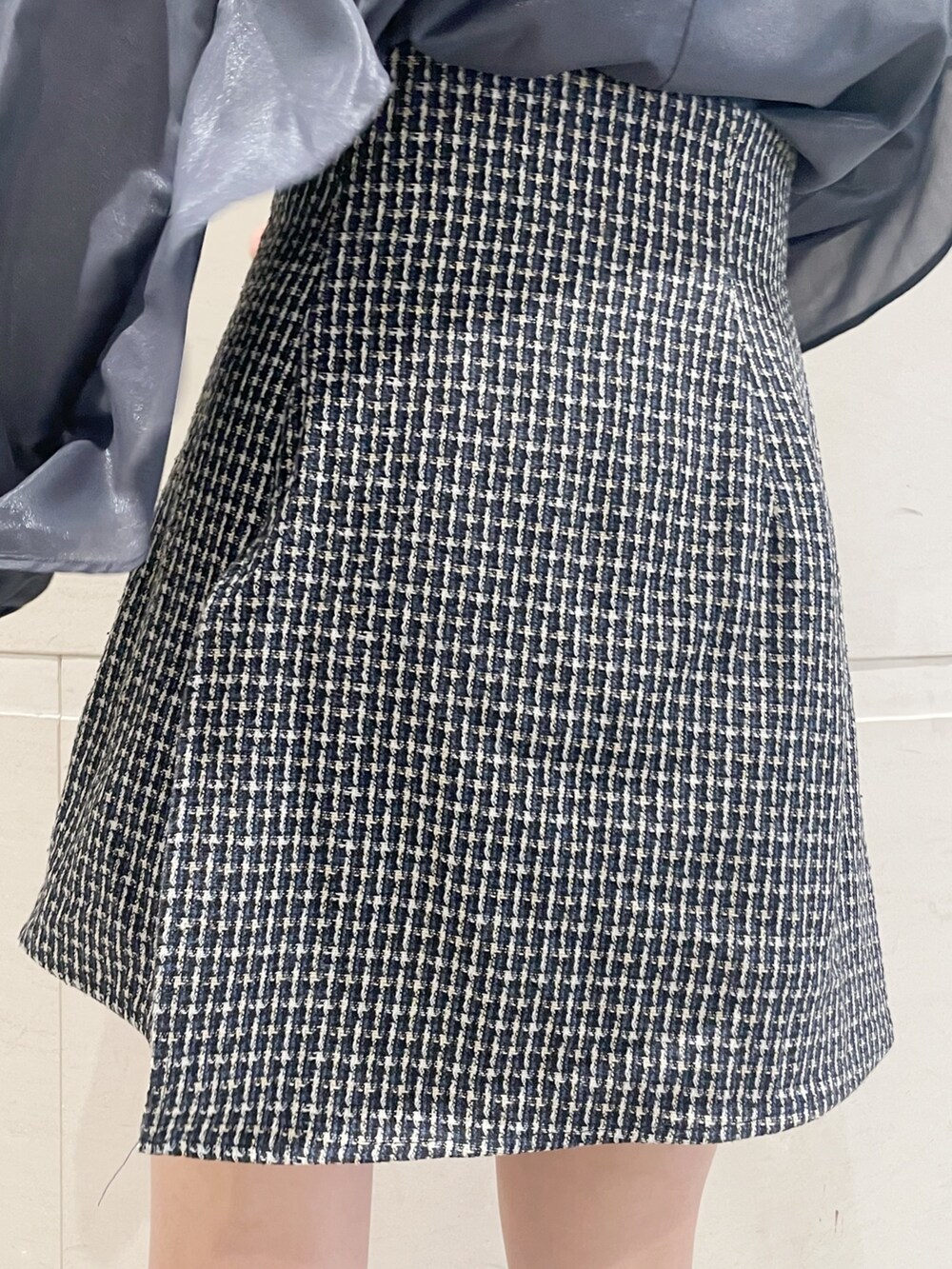 ブルー系のシャツ/ブラウス、ブルー系のスカート、ブラック系のブーツを着用したレディースの秋コーディネートの9枚目の写真