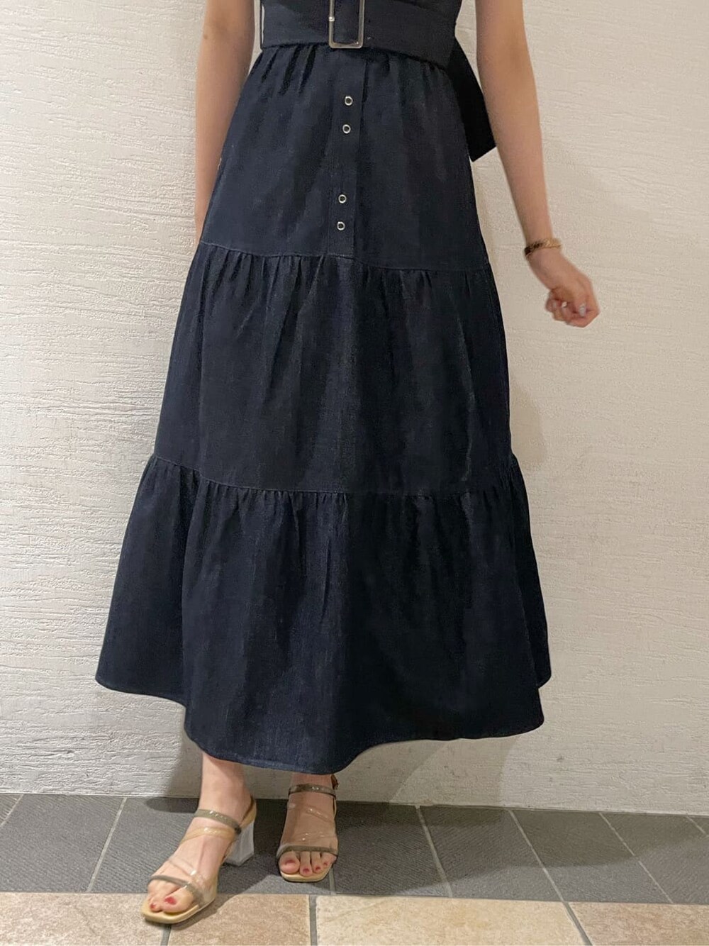 その他のサンダル、ブルー系のワンピースを着用したレディースの春コーディネートの8枚目の写真